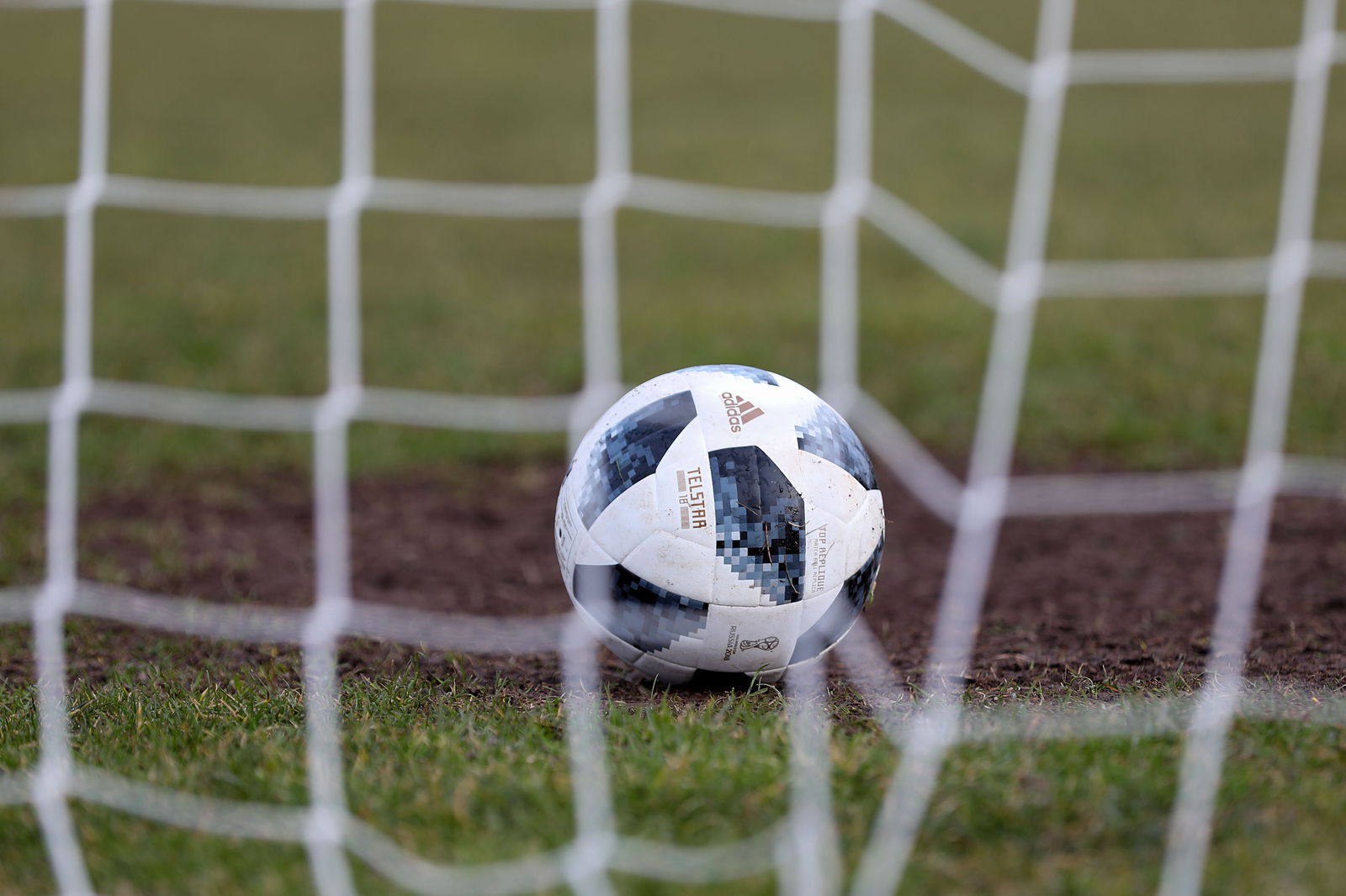 Fußball im Tor Symbolbild