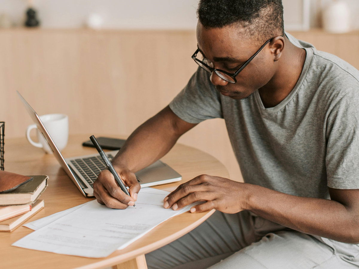 Mann bei der beruflichen Weiterbildung