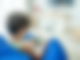 Junge zockt am Handy