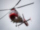 Ein Rettungshubschrauber setzt zur Landung auf dem Flugplatz einer Klinik an.