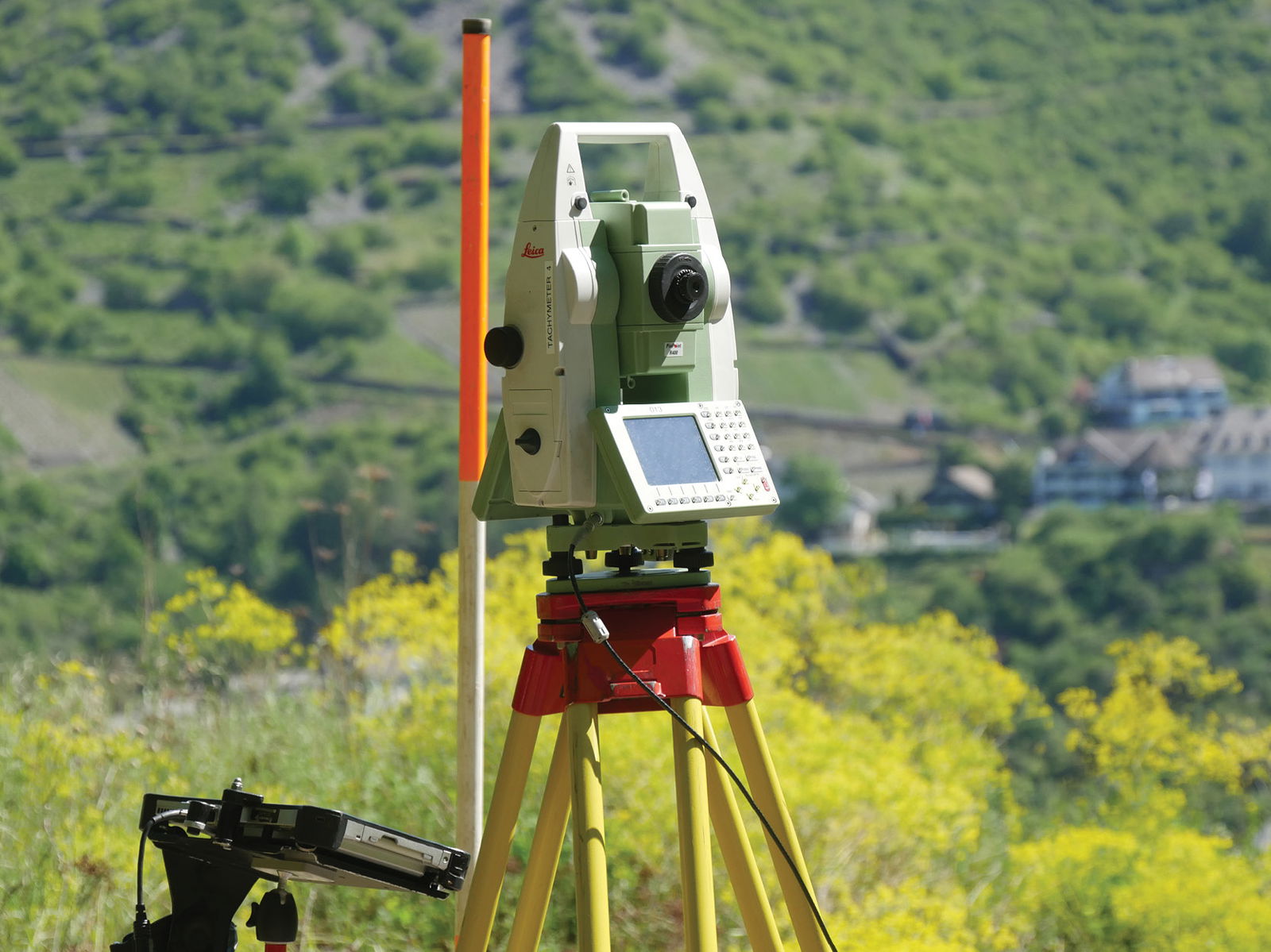 Foto eines Tachymeters zur Vermessung von Geobasisinformationen 