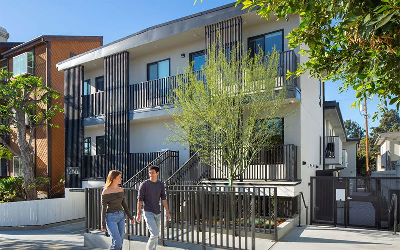 Ein junges Paar schlendert durch Los Angeles 