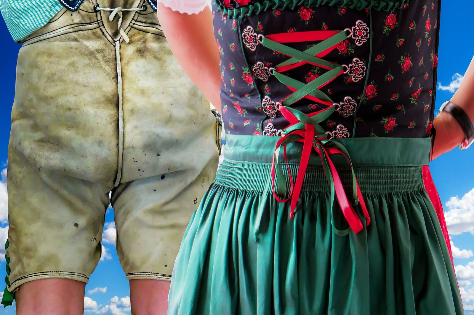 Mann in Lederhosen und Frau im Dirndl stehen nebeneinander