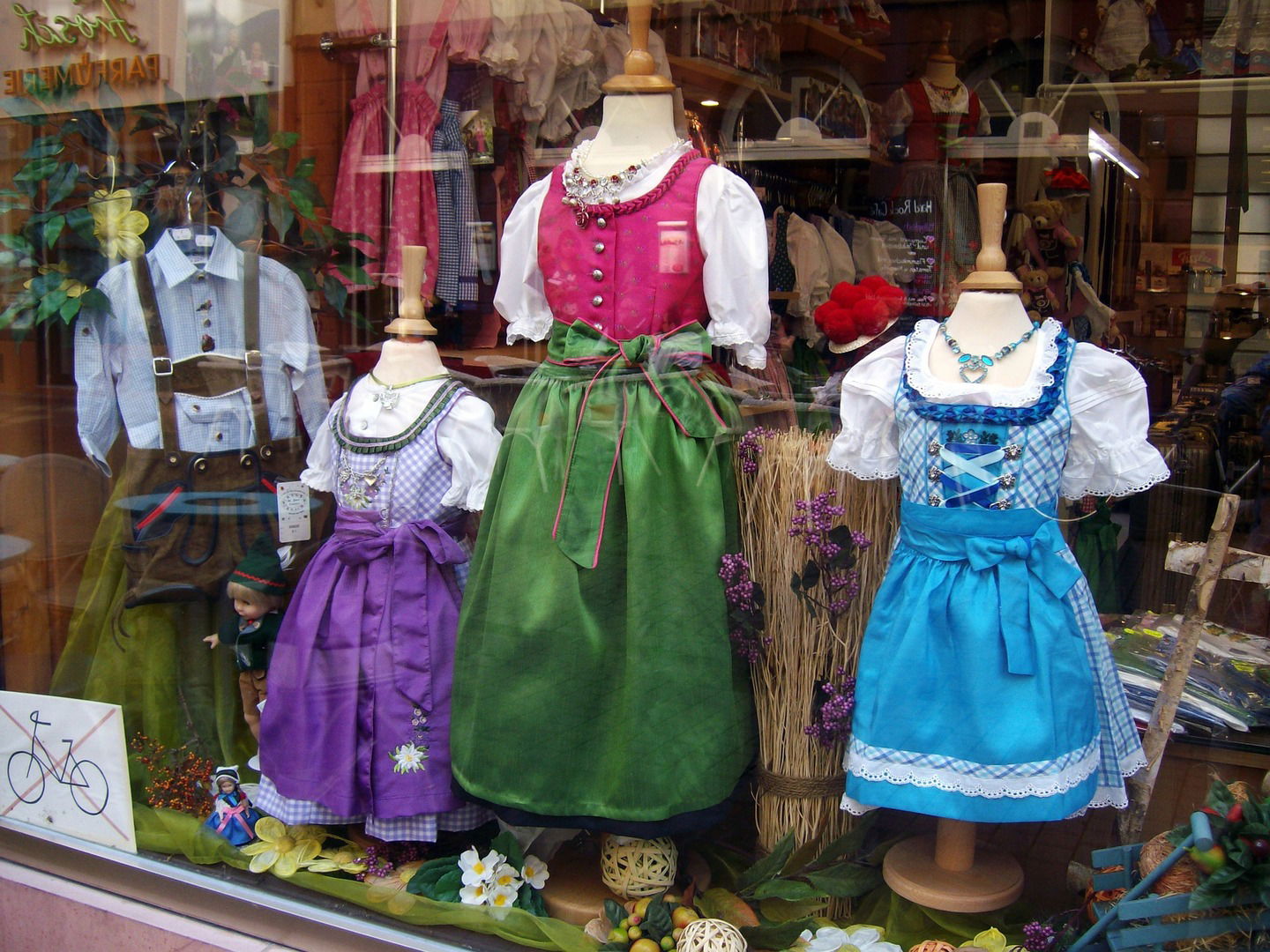 Verschiedene Dirndl im Schaufenster eines Ladens