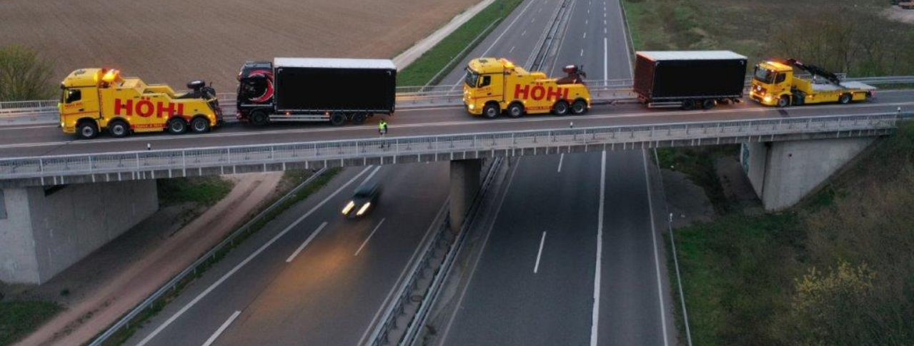 Laster der Höhl KG fahren über eine Brücke 