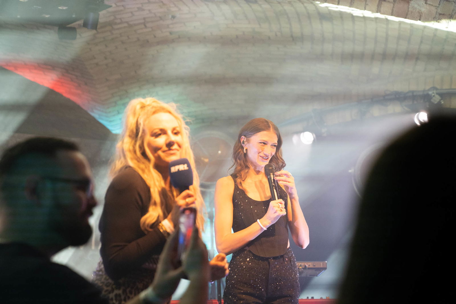 Leony und Miriam MMIG Bühne