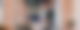 Eine gehbehinderte Frau sitzt in in einem Rollstuhl und schaut auf ihren Laptop