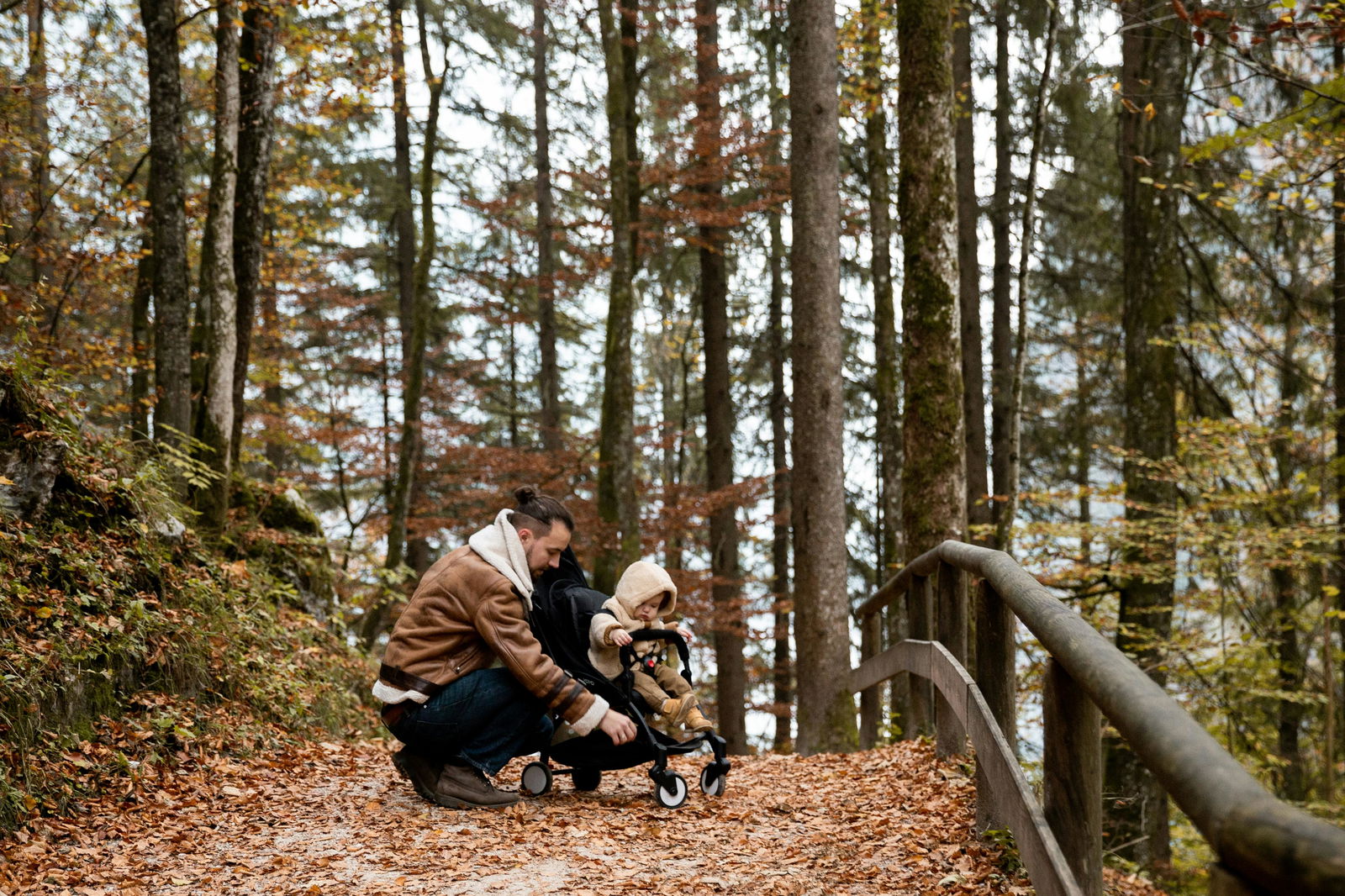 Mit Kinderwagen im Wald