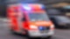 Ein Rettungswagen der Feuerwehr fährt mit Blaulicht zum Einsatz (Aufnahme mit Langzeitbelichtung).