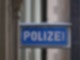 Ein Schild mit der Aufschrift Polizei vor einer Polizeiwache.