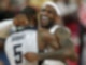US-Nationalspieler Kevin Durant (links) umarmt LeBron James: Die USA schicken nach Angaben von US-Medien ein Team voller Stars zu den Olympischen Spielen nach Paris.