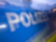 Das Wort Polizei ist im Rahmen eines Fototermins auf der Karosserie eines Polizeifahrzeugs zu sehen (gestellte Szene, Wischeffekt durch Langzeitbelichtung).