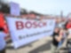 Mitarbeiter des Industriekonzerns Bosch versammeln sich zu einer Kundgebung vor der Hauptverwaltung auf der Schillerhöhe. Die Mitarbeiter demonstrieren für eine Mitbestimmung bei dem von Bosch geplanten Stellenabbau.