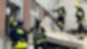 Rettungskräfte an einem zerstörten Gebäude in Tschernihiw.