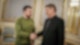 Selenskyj (l) und Habeck hätten vor allem die Lage an der Front und die Bedürfnisse der ukrainischen Armee besprochen, berichtet der ukrainische Präsident.