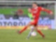 Wolfsburgs Maximilian Arnold (l) in Aktion gegen Heidenheims Adrian Beck (r). Der Mittelfeldspieler fällt verletzt aus.