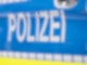 Der Schriftzug „Polizei“ ist auf einem Streifenwagen zu lesen.