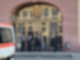 Polizisten stehen vor der Universität in Mannheim.