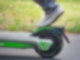 Eine Person fährt auf einem E-Scooter.