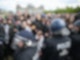 Teilnehmer einer spontanen Unterstützungsversammlung gegen die Räumung des propalästinensischen Protestcamps stehen vor Polizeibeamten.