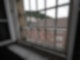 Ein Gebäude des Ex-Gefängnisses „Fauler Pelz“ in der Heidelberger Altstadt ist durch ein vergittertes Fenster zu sehen. Seit Jahren haben sich die Stadt Heidelberg und das Land um die Nutzung des Faulen Pelzes gestritten - jetzt soll im August dort in bester Altstadtlage eine Entziehungsanstalt für suchtkranke Straftäter eröffnen.