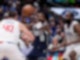 Kyrie Irving (m) und die Dallas Mavericks führen in der Erstrunden-Serie der NBA-Playoffs.