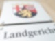 Ein Schild mit dem rheinland-pfälzischen Landeswappen und der Aufschrift "Landgericht" hängt in Landau (Rheinland-Pfalz) am Gebäude des Land- und Amtsgerichts.