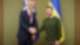 Wolodymyr Selenskyj (r.) begrüßt Jens Stoltenberg in Kiew.