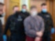 Der verurteilte Polizistenmörder Andreas S. (2.v.r) wird im Februar 2023 von Polizeibeamten in den Gerichtssaal am Amtsgericht Neunkirchen geführt.