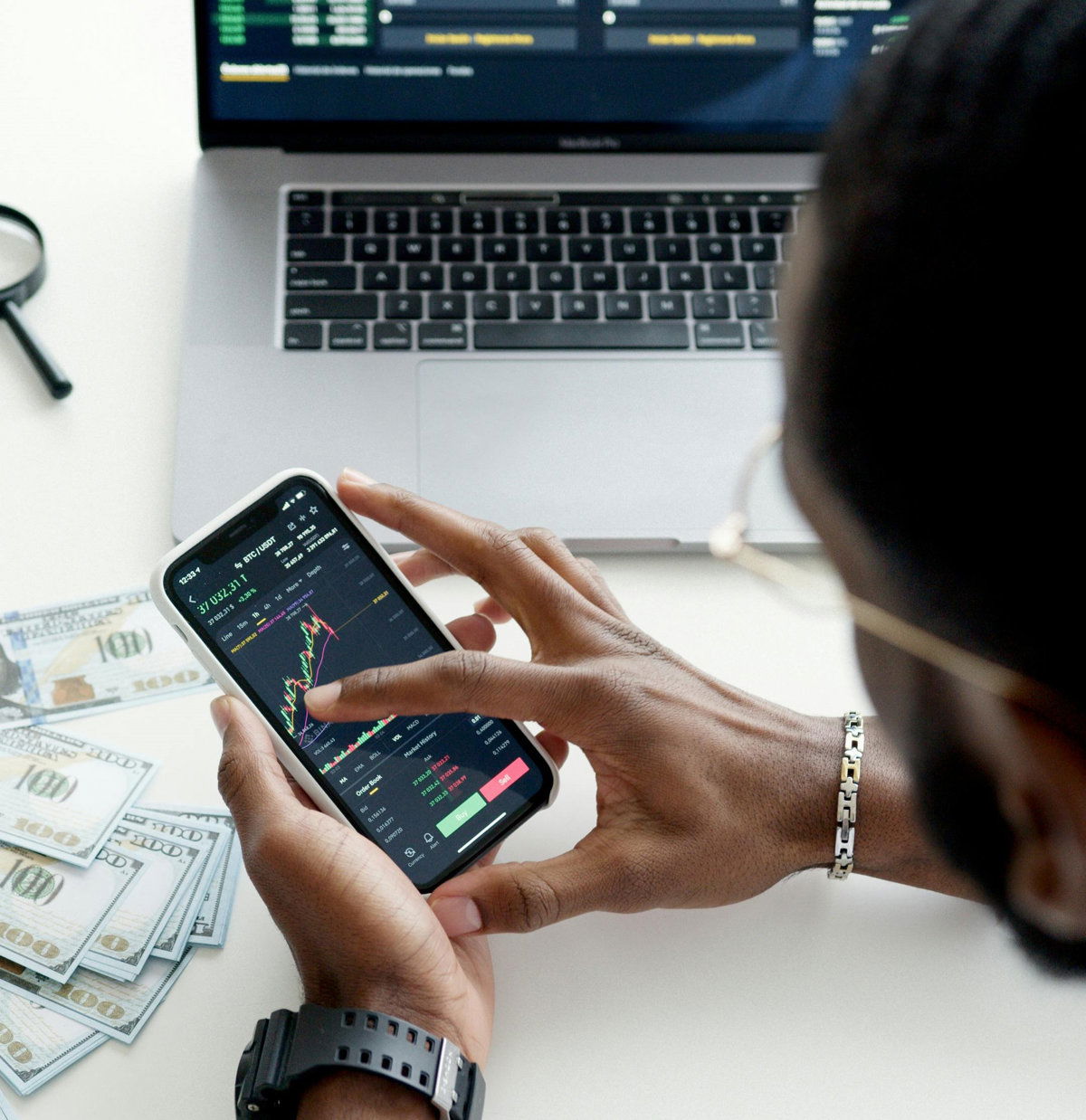 Frau mit Smartphone am Rechner