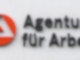 Das Logo der Agentur für Arbeit ist an dem Gebäudekomplex der Behörde in Sangerhausen zu sehen.