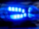 Blaulicht leuchtet auf einem Fahrzeug der Polizei.