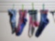 Bunte Socken hängen auf einem Wäscheständer. Am 9. Mai ist Tag der verschwundenen Socken.