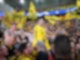 Dortmunds Marco Reus (M) jubelt mit den mitgereisten Fans über den Sieg bei Paris Saint-Germain.