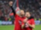 Leverkusens Trainer Xabi Alonso und Jonas Hofmann (r) feiern mit den Fans nach dem Spiel gegen Rom.