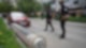 Polizisten inspizieren einen Teil einer russischen Rakete, die in der Nähe eines Wohnhauses in Charkiw eingeschlagen ist.