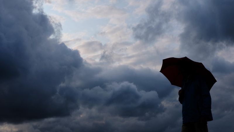 Unwetter Person mit Regenschirm