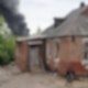 Nach dem Beschuss durch russische Truppen steigt hinter einem Haus in Charkiw eine Rauchsäule auf.