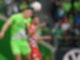 Wolfsburgs Cedric Zesiger (l) spielt gegen Mainz Silvan Widmer.