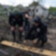Ein ukrainischer Polizeibeamter und ein Staatsanwalt für Kriegsverbrechen inspizieren Bruchstücke einer Gleitbombe vor einem beschädigten Haus nach einem russischen Luftangriff auf ein Wohnviertel.
