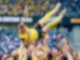 Dortmunds Marco Reus wird nach dem Spiel von seinen Mitspielern gefeiert.