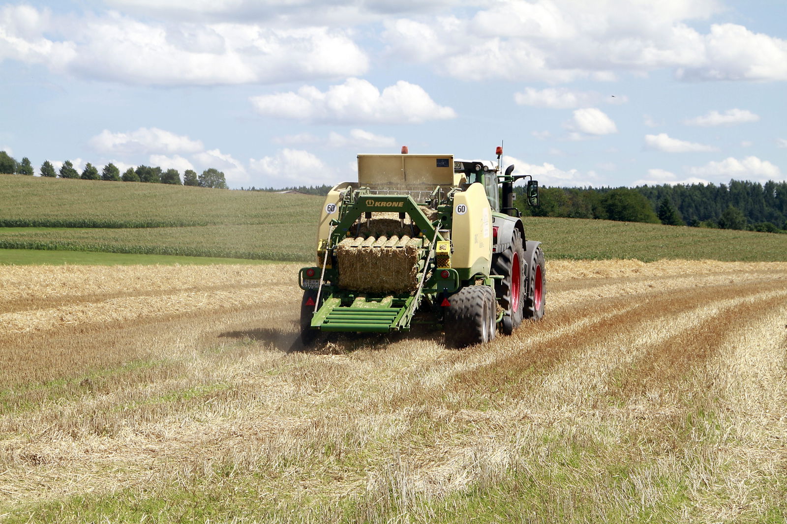 Traktor Ballenpresse Symbolbild