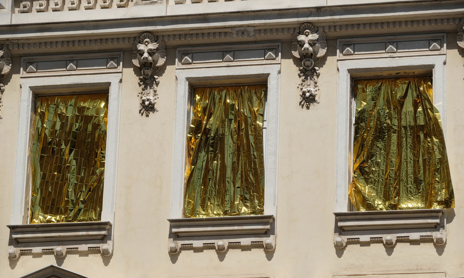 Rettungsfolie an Fenster gegen Hitze 