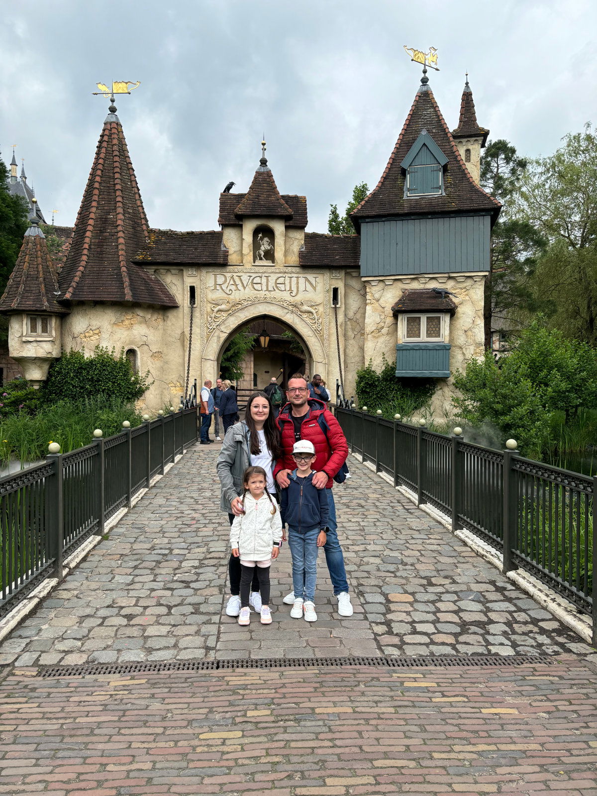 Vor der Burg "Ravelijn"