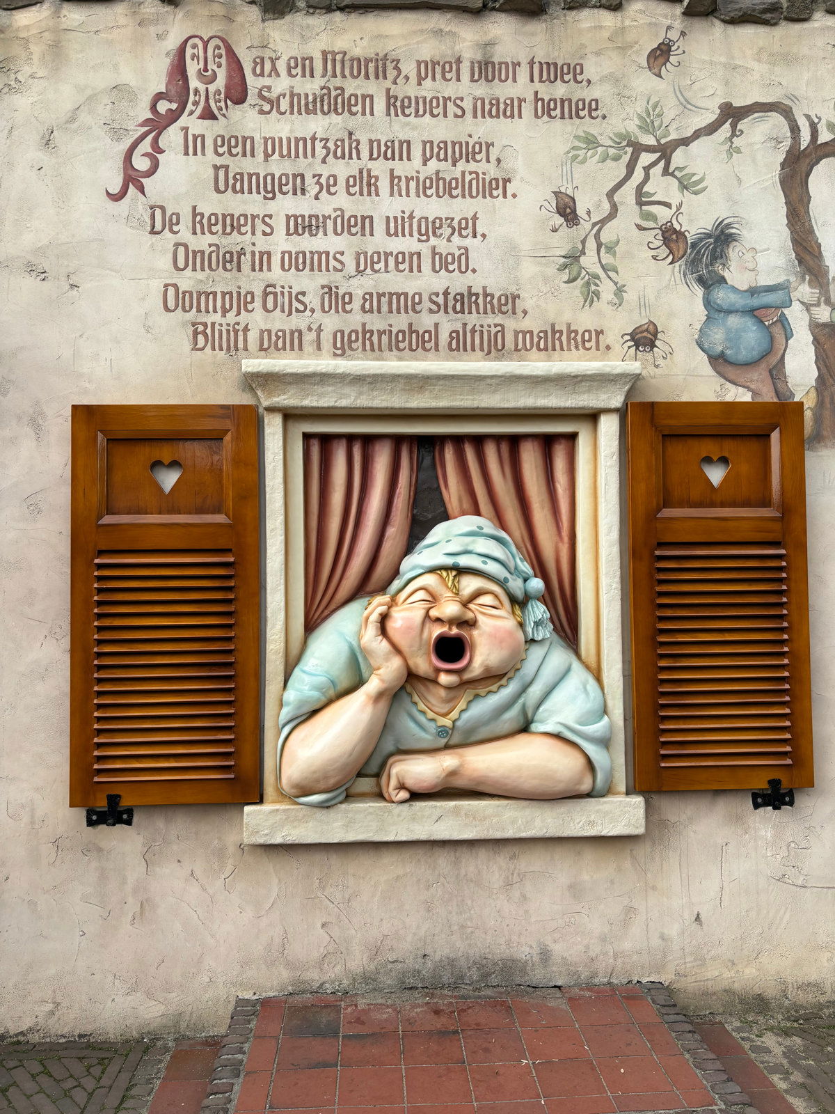 "Holle Bolle Gijs" vor der "Max & Moritz"-Achterbahn