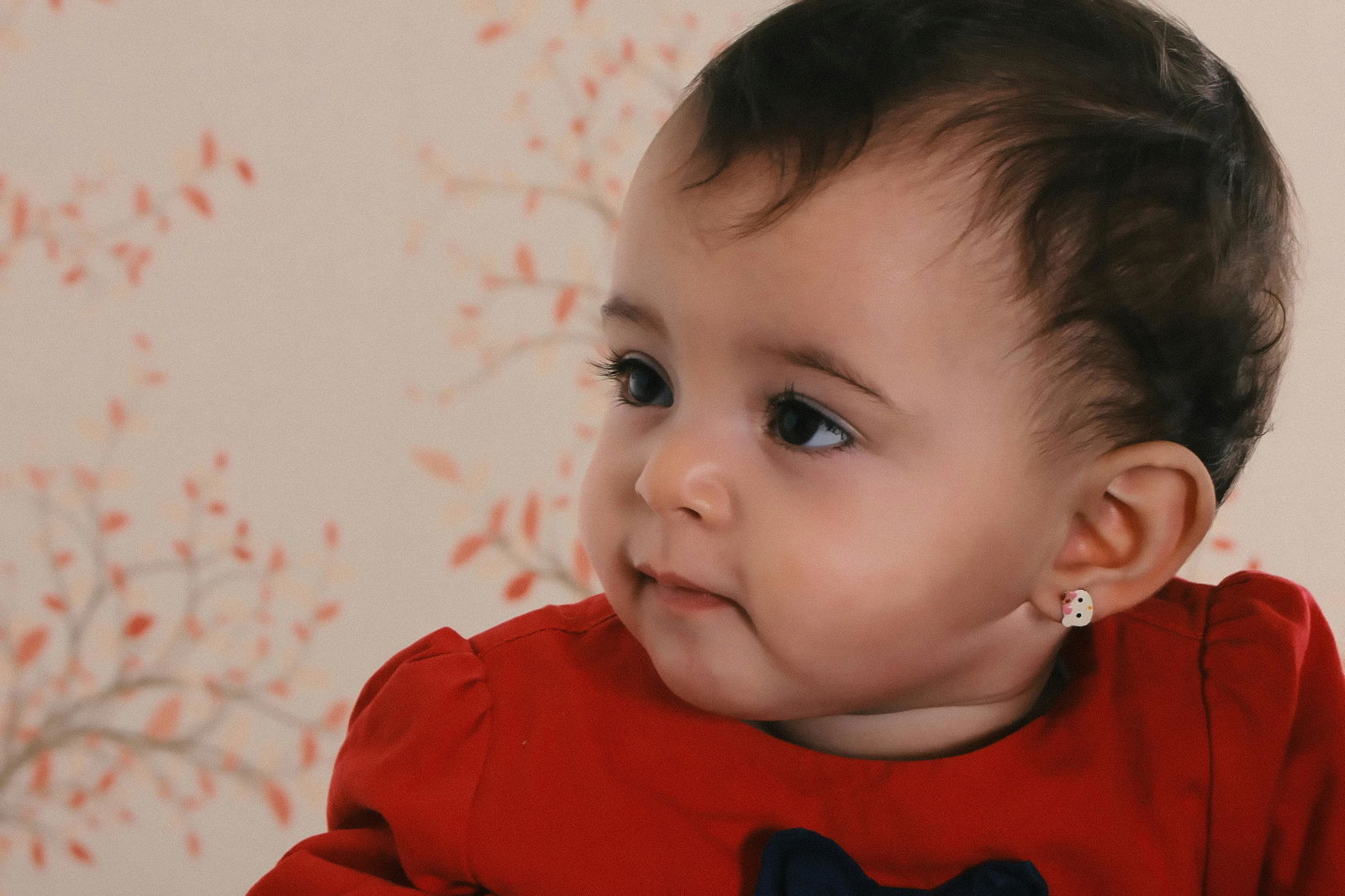 Kleinkind mit Ohrringen