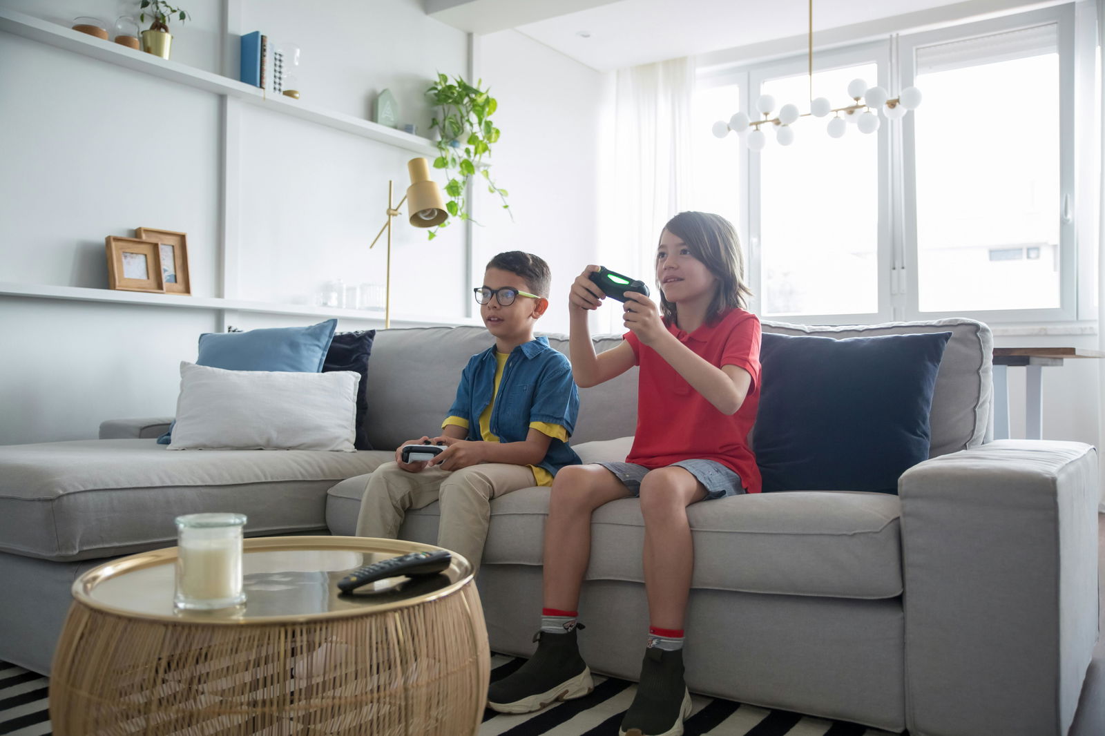 Jungen zocken Videospiele