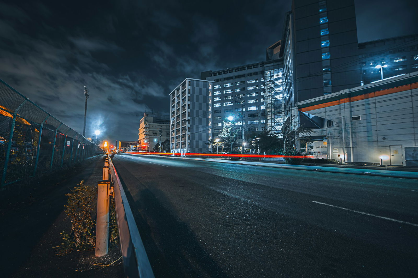 Straße, Asphalt glänzt in der nächtlichen Beleuchtung