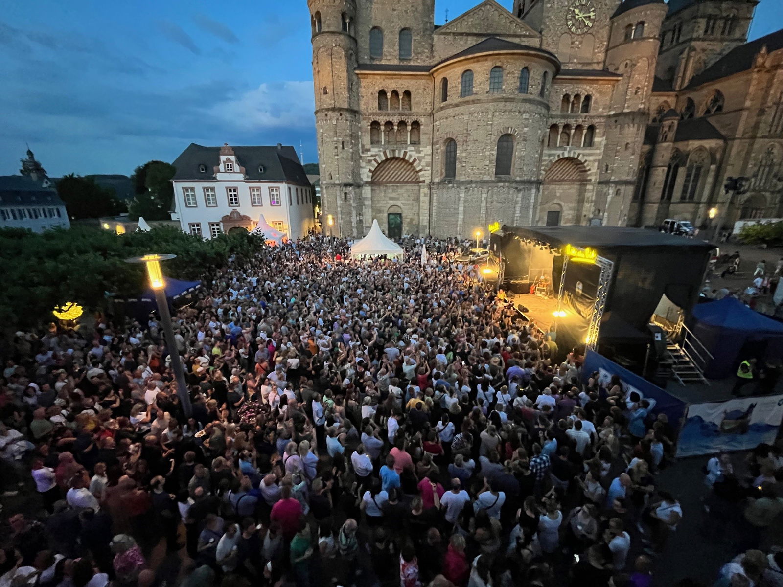 Altstadtfest Trier "RPR1.-Bühne" auf dem Domfreihof