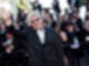 Wim Wenders, Regisseur aus Deutschland, winkt in Cannes.
